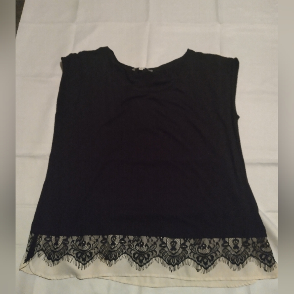 ❤3/$15 Elegant Black Lace Trim Top